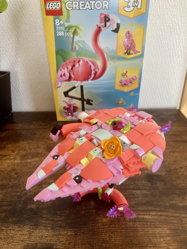 Ein länglicher Millennium Falcon, der aus einem Flamingo-Set gebaut wurde.