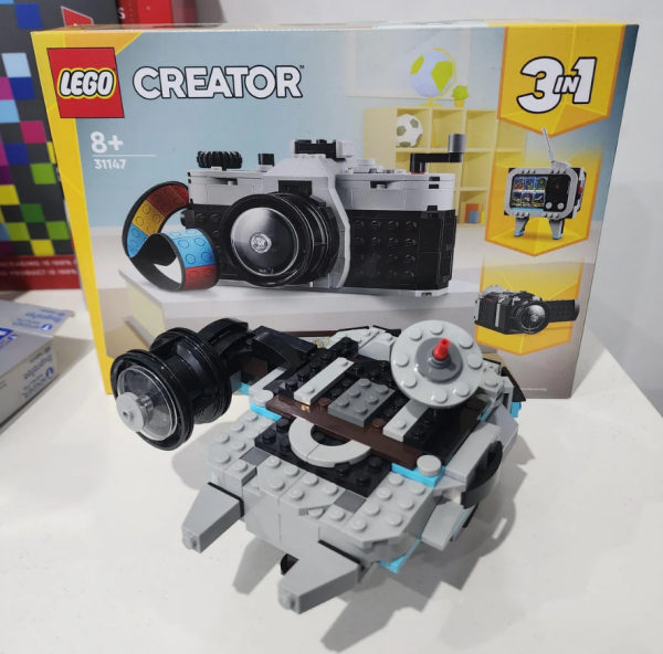 Ein sehr kleiner Millennium Falcon, der eigentlich eine Fotokamera sein sollte.